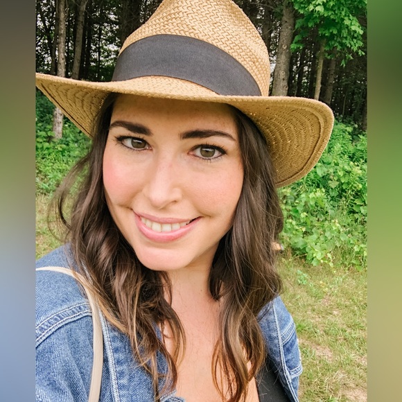 Meet your Posher, Jenn - Picture 1 of 1